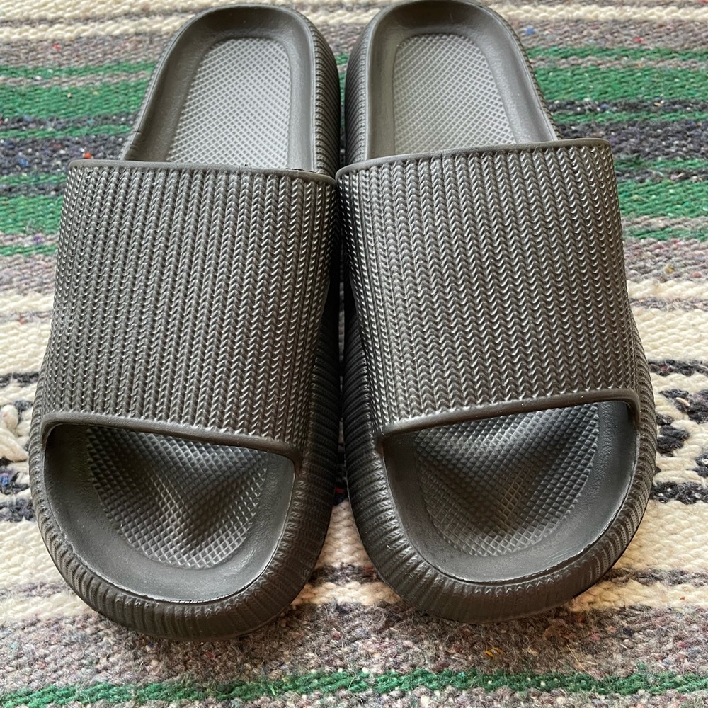 NWOT Black ‘Cozi Slides’ sizes 7 - 7.5
